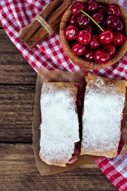 Bir kiraz ile meyveli turta. Vişneli tart.