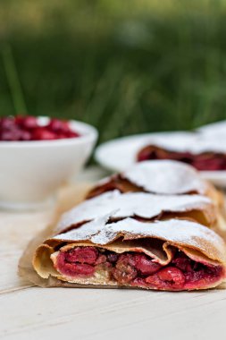 Bir kiraz ile meyveli turta. Vişneli tart.