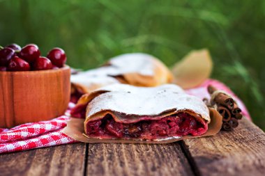 Bir kiraz ile meyveli turta. Vişneli tart.