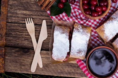 Bir kiraz ile meyveli turta. Vişneli tart.