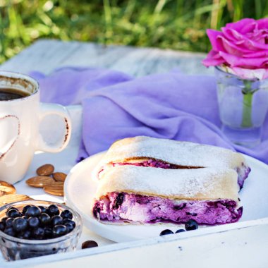 Yaban mersini ile meyveli turta. Pasta, meyveli turta çilek ile.