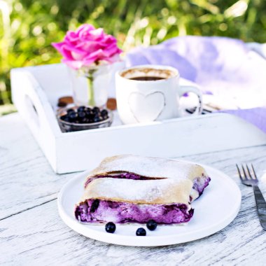 Yaban mersini ile meyveli turta. Pasta, meyveli turta çilek ile.