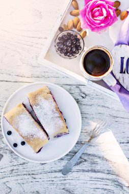 Yaban mersini ile meyveli turta. Pasta, meyveli turta çilek ile.