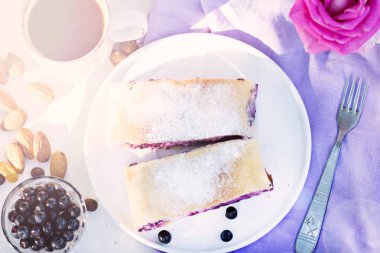 Yaban mersini ile meyveli turta. Pasta, meyveli turta çilek ile.