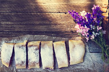 Yaban mersini ile meyveli turta. Pasta, meyveli turta çilek ile.
