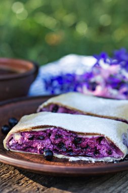Yaban mersini ile meyveli turta. Pasta, meyveli turta çilek ile.