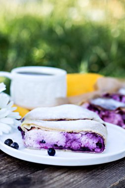 Yaban mersini ile meyveli turta. Pasta, meyveli turta çilek ile.