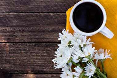 Espresso kahve ve yaz çiçek.