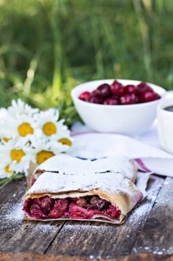 Bir kiraz ile meyveli turta. Vişneli tart.