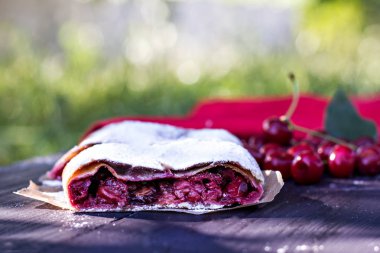 Bir kiraz ile meyveli turta. Vişneli tart.