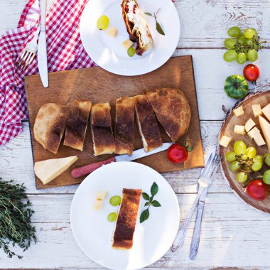 Akşam yemeği için sofrayı. Öğle Yemeği