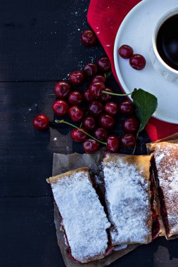 Bir kiraz ile meyveli turta. Vişneli tart.