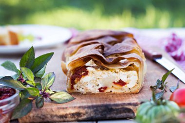 Strudel peynir ve kurutulmuş domates ile. 