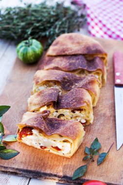 Strudel peynir ve kurutulmuş domates ile. 
