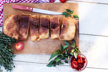 Strudel peynir ve kurutulmuş domates ile. 