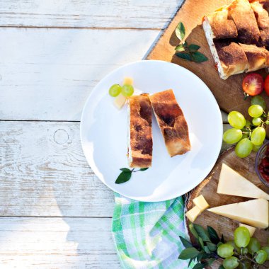 Strudel peynir ve kurutulmuş domates ile. 