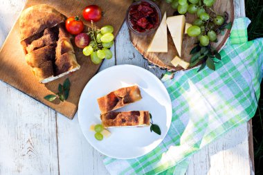 Strudel peynir ve kurutulmuş domates ile. 
