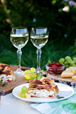 Strudel peynir ve kurutulmuş domates ile. 