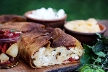 Strudel peynir ve kurutulmuş domates ile. 