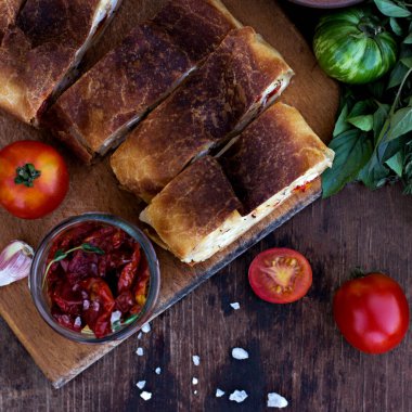 Strudel peynir ve kurutulmuş domates ile. 