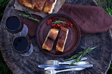 Strudel peynir ve kurutulmuş domates ile. 
