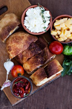 Strudel peynir ve kurutulmuş domates ile. 