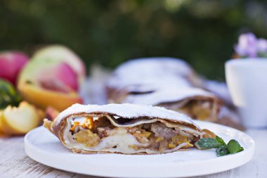 Şeftali ve elma ile Strudel