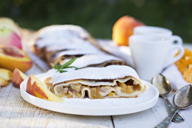 Şeftali ve elma ile Strudel