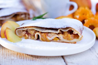 Şeftali ve elma ile Strudel