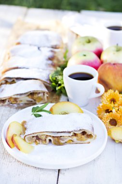 Şeftali ve elma ile Strudel