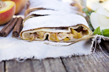 Şeftali ve elma ile Strudel