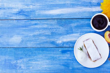 Şeftali ve elma ile Strudel