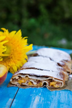Şeftali ve elma ile Strudel