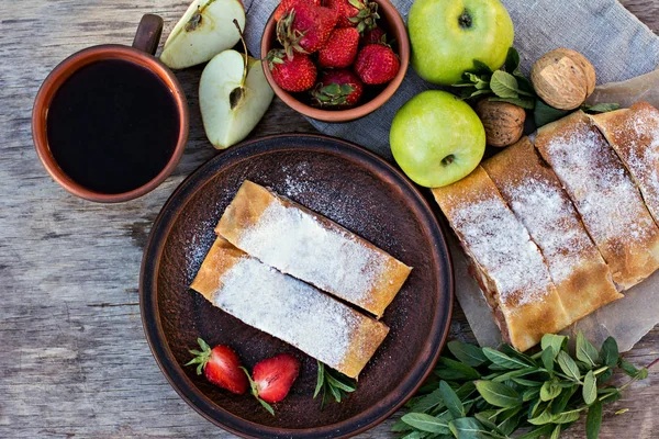 Strudel elma ve çilek ile.