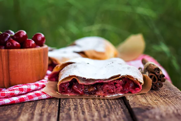 Bir kiraz ile meyveli turta. Vişneli tart.