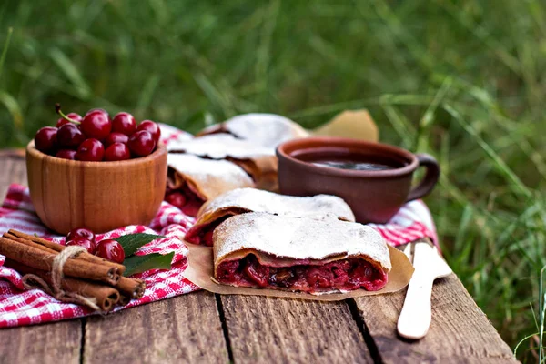 Bir kiraz ile meyveli turta. Vişneli tart.