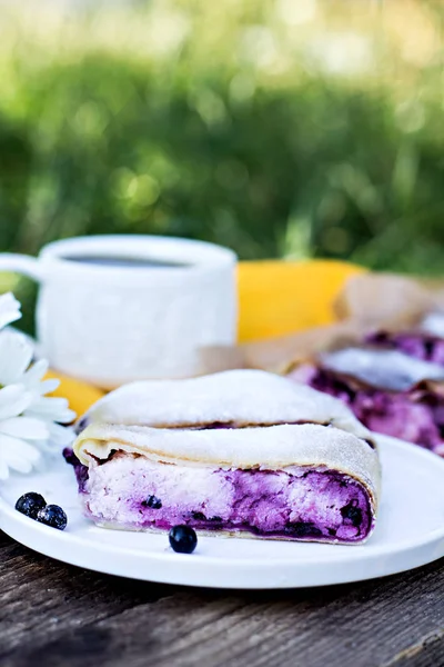 Yaban mersini ile meyveli turta. Pasta, meyveli turta çilek ile.