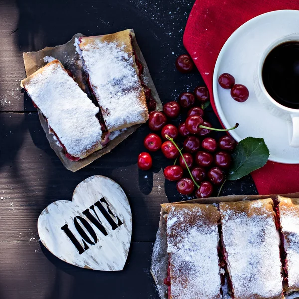 Strudel con una cereza. Pastel de cereza . — Foto de Stock