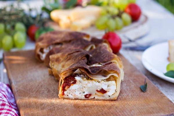 Strudel peynir ve kurutulmuş domates ile. 