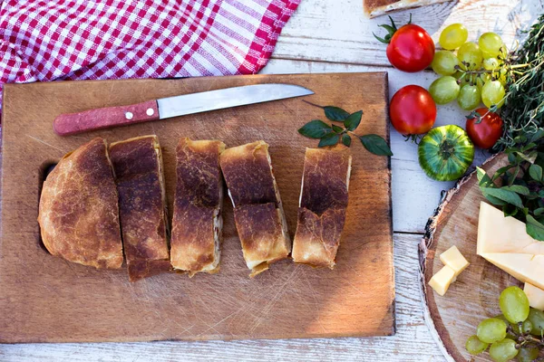 Strudel peynir ve kurutulmuş domates ile. 