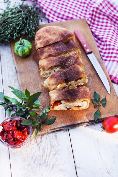Strudel peynir ve kurutulmuş domates ile. 