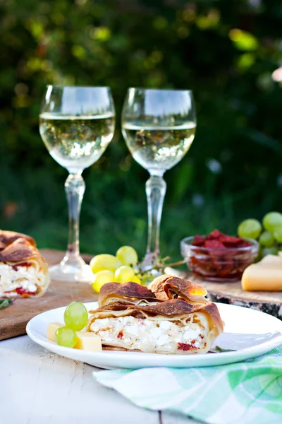 Strudel peynir ve kurutulmuş domates ile. 