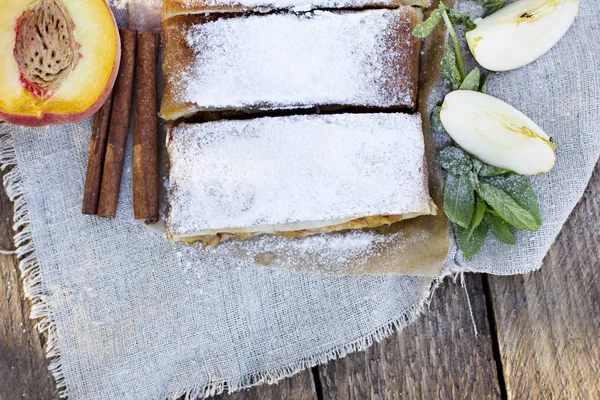 Şeftali ve elma ile Strudel