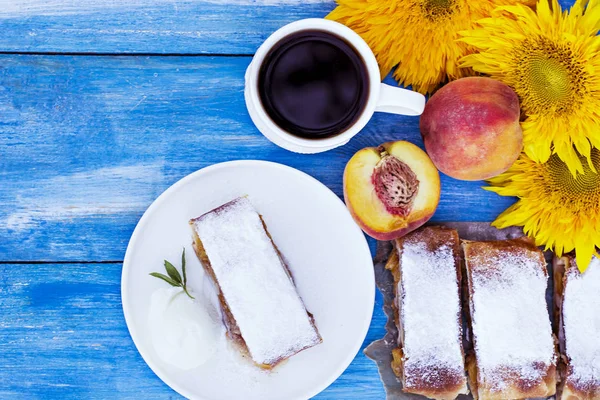 Şeftali ve elma ile Strudel