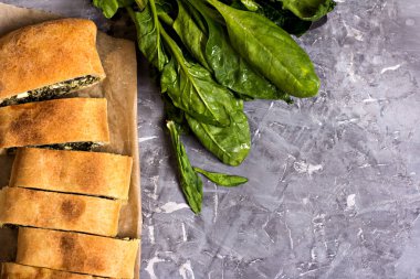 Pasta veya strudel ıspanak ve beyaz peynir ile