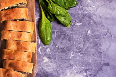 Pasta veya strudel ıspanak ve beyaz peynir ile