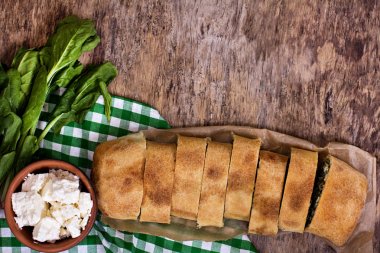 Pasta veya strudel ıspanak ve beyaz peynir ile