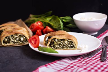 Pasta veya strudel ıspanak ve beyaz peynir ile