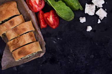 Pasta veya strudel ıspanak ve beyaz peynir ile