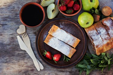 Strudel elma ve çilek ile.